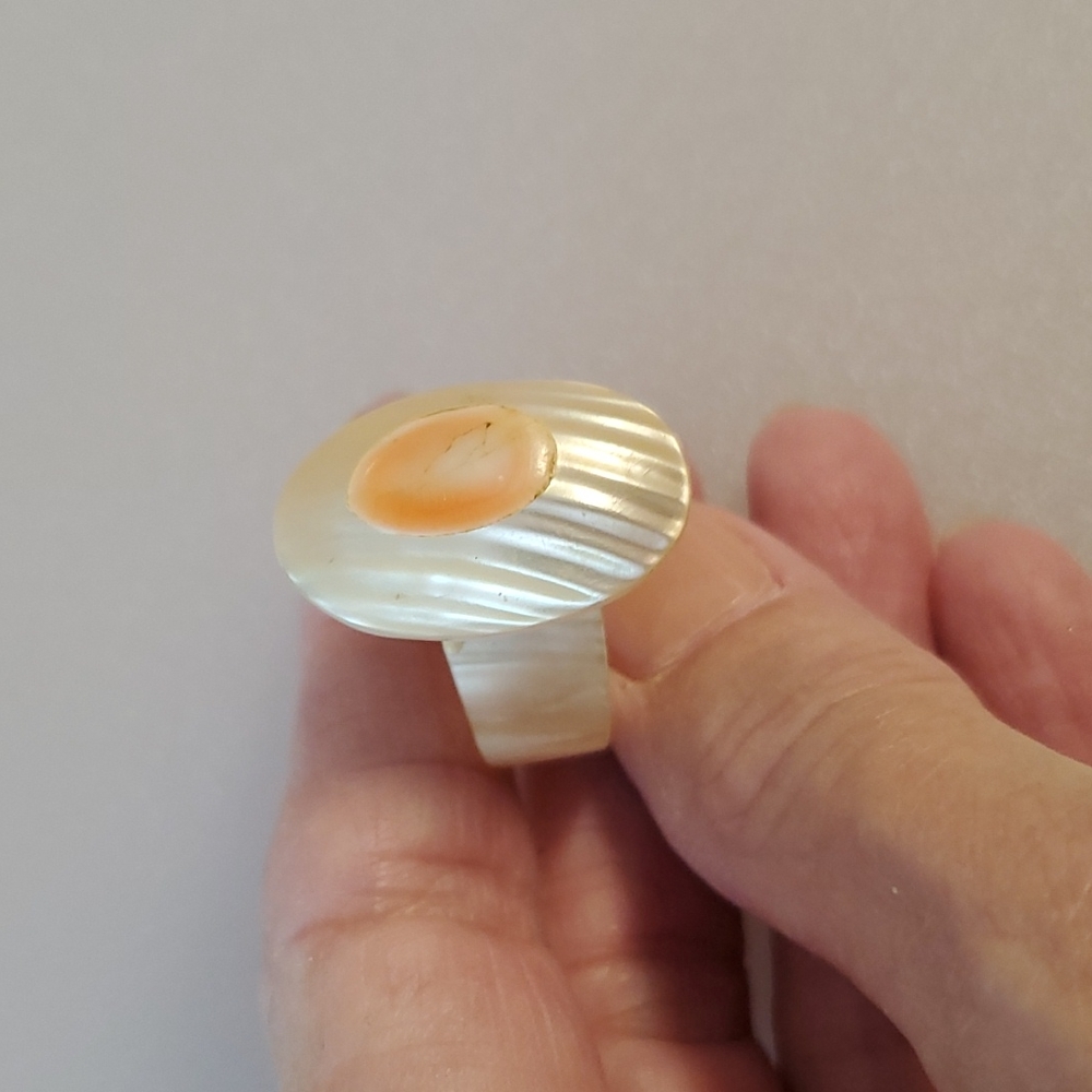 Mother of Pearl maybe Vintage ring white yellow sz.6.5